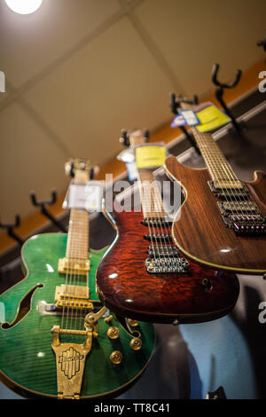 Hohlkörper jazz E-Gitarre an der Wand hängen für den Verkauf im Music Store Stockfoto