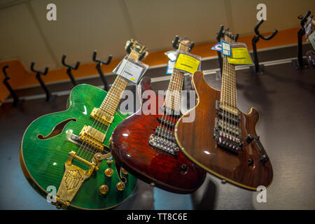 Hohlkörper jazz E-Gitarre an der Wand hängen für den Verkauf im Music Store Stockfoto