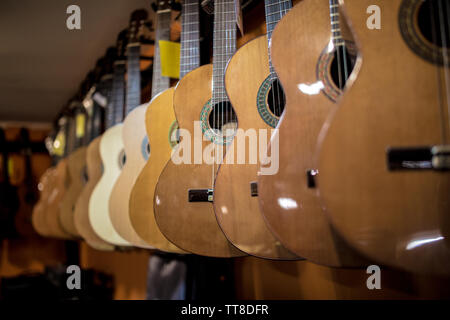 Klassische spanische Gitarren an der Wand eines Music Store zum Verkauf Stockfoto