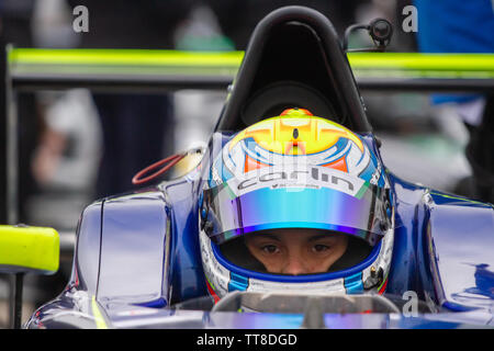 Zane Maloney, Barbadian racing Fahrer wartet in seinem Auto. Britische Formel 4 Paddock, vor dem Qualifying in Brands Hatch Stockfoto