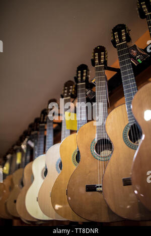 Klassische spanische Gitarren an der Wand eines Music Store zum Verkauf Stockfoto