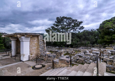 Der Palast von Knossos, Kreta/Griechenland. South Propylaeum restaurierten Gebäude mit den beiden Fresken an der archäologischen Ausgrabungsstätte von Knossos in Heraklion. Sonnenuntergang Stockfoto