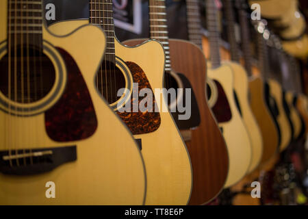 Metall akustischen Gitarren, die an den Wänden der Music Store vorbereitet Stockfoto