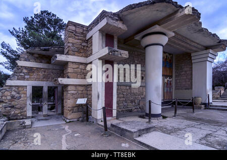 Der Palast von Knossos, Kreta/Griechenland. South Propylaeum restaurierten Gebäude mit den beiden Fresken an der archäologischen Ausgrabungsstätte von Knossos bei Heraklion Stadt Stockfoto