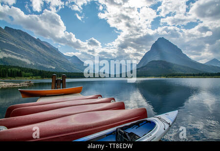 September 1, 2018, Kanus auf Swift Current See, Reflexionen, Glacier National Park, Montana Stockfoto