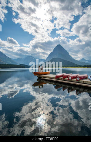 September 1, 2018, Kanus auf Swift Current See, Reflexionen, Glacier National Park, Montana Stockfoto