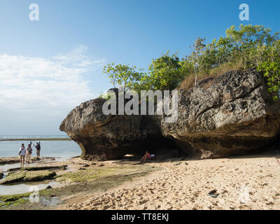 Die Menschen genießen Sie die natürliche Landschaft von Padang Padang Strand an einem warmen, sonnigen Tag in Bali, Indonesien. Stockfoto