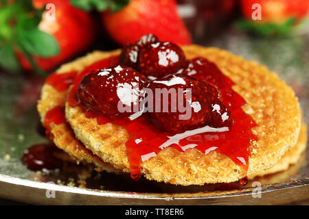 Wafer mit Erdbeermarmelade und Beeren auf Fach schließen Stockfoto