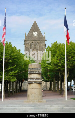 D - Tag der Befreiung Denkmal vor der Kirche von Sainte-Mère-Église Stockfoto