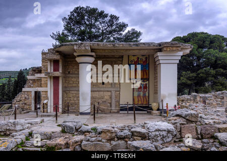 Der Palast von Knossos, Kreta/Griechenland. South Propylaeum restaurierten Gebäude mit den beiden Fresken an der archäologischen Ausgrabungsstätte von Knossos. Sonnenuntergang, bewölkter Himmel Stockfoto