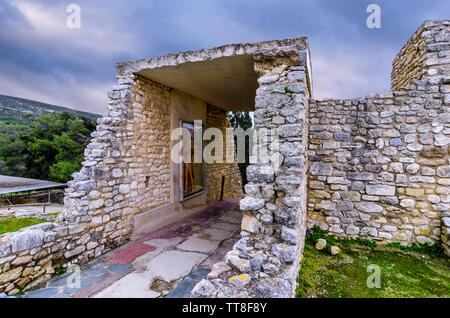 Der Palast von Knossos, Kreta/Griechenland. Eingang Süd, Korridor mit dem Fürsten der Lilien Fresko an der archäologischen Ausgrabungsstätte von Knossos. Stockfoto