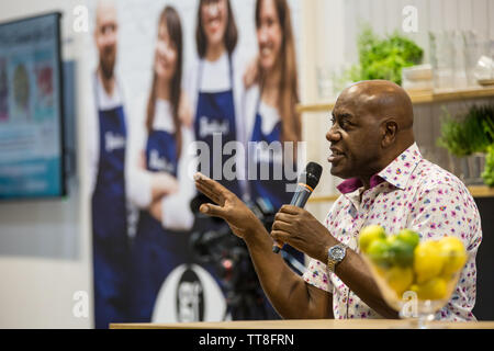 Ainsley Harriott, die auf dem BBC Good Food Show Bühne interviewt und unterhaltsam die Menge. Stockfoto