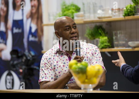 Ainsley Harriott, die auf dem BBC Good Food Show Bühne interviewt und unterhaltsam die Menge. Stockfoto