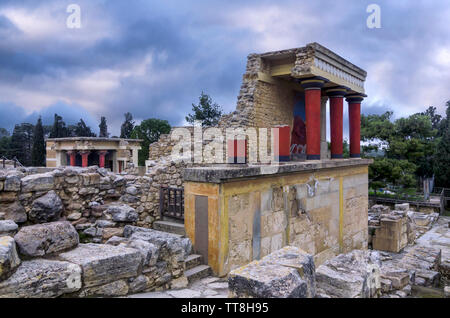 Der Palast von Knossos, Kreta/Griechenland - März 14, 2019: restaurierte Eingang Nord mit wütenden Stier Fresko an der archäologischen Ausgrabungsstätte von Knossos. Stockfoto