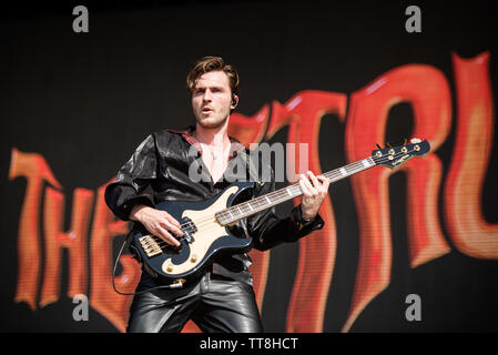 Jed Elliot, der Bassist der englischen Band die Verstrebungen, die live auf der Bühne des Firenze Rocks Festival 2019 in Florenz, Italien, Öffnung für Eddie Stockfoto