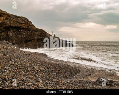 Leuchtturm auf mumbles Mumbles Head als vom Strand am Armband Bucht mit dem Meer im Hintergrund zu sehen. Swansea, Gower, Wales, UK. Stockfoto