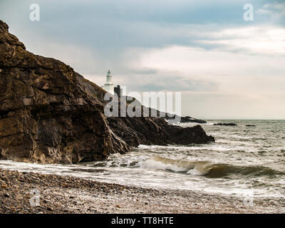 Leuchtturm auf mumbles Mumbles Head als vom Strand am Armband Bucht mit dem Meer im Hintergrund zu sehen. Swansea, Gower, Wales, UK. Stockfoto