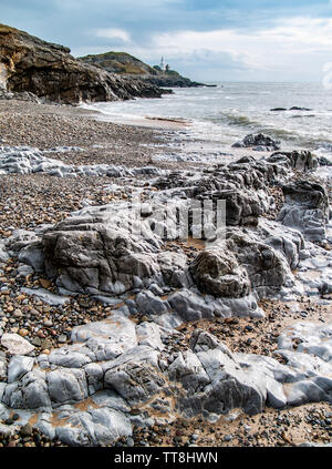 Leuchtturm auf mumbles Mumbles Head als vom Strand am Armband Bucht mit dem Meer im Hintergrund zu sehen. Swansea, Gower, Wales, UK. Stockfoto