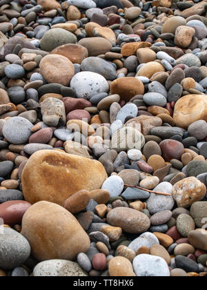 Eine Vielzahl von bunten Kieselsteine am Strand am Armband Bay, Swansea, Wales, UK. Stockfoto