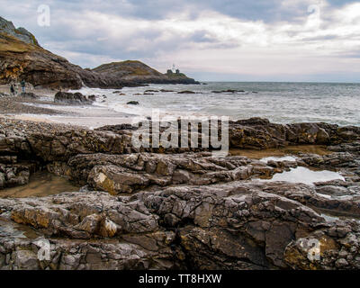 Leuchtturm auf mumbles Mumbles Head als vom Strand am Armband Bucht mit dem Meer im Hintergrund zu sehen. Swansea, Gower, Wales, UK. Stockfoto