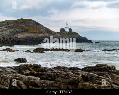 Leuchtturm auf mumbles Mumbles Head als vom Strand am Armband Bucht mit dem Meer im Hintergrund zu sehen. Swansea, Gower, Wales, UK. Stockfoto