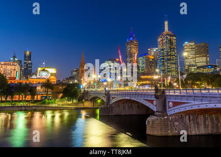 Fürsten Brücke über den Fluss Yarra in Melbourne, Victoria, Australien bei Sonnenuntergang mit Überlegungen im Fluss Stockfoto