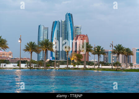 Abu Dhabi - Skyline der Corniche mit Wahrzeichen der modernen Hochhäusern in den Vereinigten Arabischen Emiraten Stockfoto