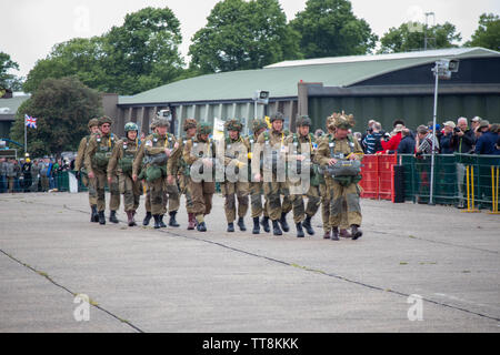 D-Day Re-enactment Fallschirmjäger fertig, Vorstand der DC-3 bei Duxford auf 05-06-19 Stockfoto