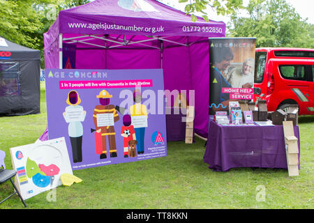 Age Concern Werbe Kampagne stand auf der Leyland Park Festival, Leyland, Lancashire, Großbritannien Stockfoto