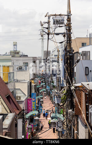 Koenji Central Road von koenji Station gesehen; Koenji, Suginami, Tokio, Japan Stockfoto