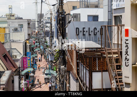 Koenji Central Road von koenji Station gesehen; Koenji, Suginami, Tokio, Japan Stockfoto