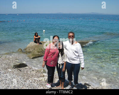 Junge indische GIRLFAMILY VON VIER INSEL CAPRI, Küste, Italien. Auf CAPRI STRAND, Insel Capri, Küste, Italien. Stockfoto