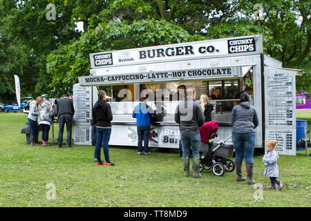 Ein Beef Burger stall Getränkeautomat stand beim Leyland Park Festival in Leyland, Lancashire, Großbritannien Stockfoto