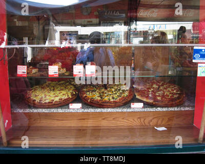 PIZZA belegt mit Basilikum, Paprika, Oliven, Käse, Tomaten, ZUCCINI, IN EINEM RESTAURANT IN VENEDIG, ITALIEN, angezeigt. Stockfoto