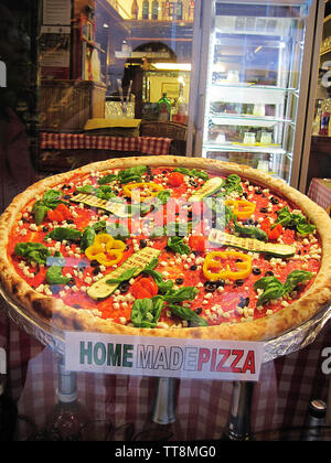 PIZZA belegt mit Basilikum, Paprika, Oliven, Käse, Tomaten, ZUCCINI, IN EINEM RESTAURANT IN VENEDIG, ITALIEN, angezeigt. Stockfoto