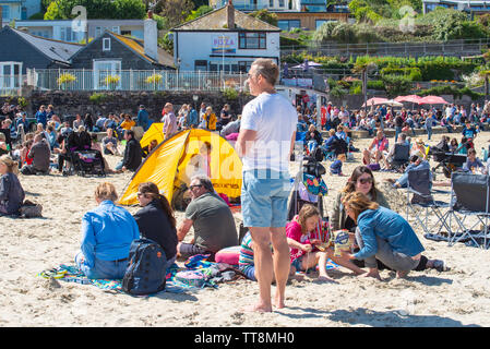 Lyme Regis, Dorset, Großbritannien. 15. Juni 2019. UK Wetter: Massen von Musiker und Besucher strömen zum Strand genießen Sie einen Nachmittag mit Musik als die jährliche Gitarren am Strand Veranstaltung erhält unterwegs am Strand in Lyme Regis an einem herrlichen Nachmittag im warmen Sonnenschein und strahlend blauen Himmel. Die Masse ist der Star der Show als Gitarristen aller Altersgruppen und Fähigkeiten zusammen am Strand versammeln sich als "größten der britischen Band' durchführen. Die Menschen genießen die entspannte Atmosphäre des Festivals, bevor Sie in diesem Jahr gewählten Song "am Strand" durchführen. Credit: Celia McMahon/Alamy Leben Nachrichten. Stockfoto