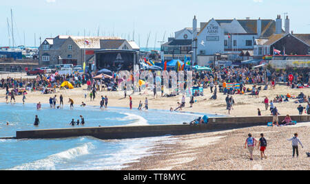 Lyme Regis, Dorset, Großbritannien. 15. Juni 2019. UK Wetter: Massen von Musiker und Besucher strömen zum Strand genießen Sie einen Nachmittag mit Musik als die jährliche Gitarren am Strand Veranstaltung erhält unterwegs am Strand in Lyme Regis an einem herrlichen Nachmittag im warmen Sonnenschein und strahlend blauen Himmel. Die Masse ist der Star der Show als Gitarristen aller Altersgruppen und Fähigkeiten zusammen am Strand versammeln sich als "größten der britischen Band' durchführen. Die Menschen genießen die entspannte Atmosphäre des Festivals, bevor Sie in diesem Jahr gewählten Song "am Strand" durchführen. Credit: Celia McMahon/Alamy Leben Nachrichten. Stockfoto