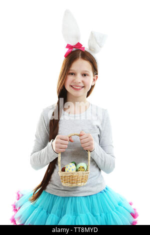 Wunderschöne kleine Mädchen mit Osterhasen Ohren und Holding Weidenkorb mit Ostereiern, isoliert auf weißem Stockfoto