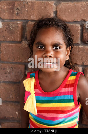 Darwin, Australia-October 05,2018: Australische aborigine Mädchen genießt eine Familie Mahlzeit in einem lokalen Restaurant, Darwin-Australia Stockfoto