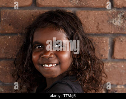 Darwin, Australia-October 05,2018: Australische aborigine Mädchen genießt eine Familie Mahlzeit in einem lokalen Restaurant, Darwin-Australia Stockfoto