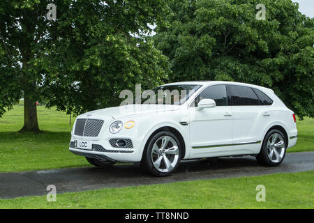 Der Bentley Bentayga ist ein full-size, vorne - Motor, Allradantrieb, 5-Tür ultra-luxuriösen Crossover-SUV vermarktet durch britische Automobilhersteller Bentley, Stockfoto