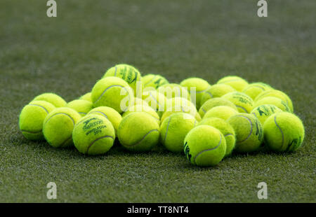 London, Großbritannien. 15 Juni, 2019. Slazenger Tennisbälle mit Wimbledon 2019 während der Praxis & Qualifying Tennis auf dem Fever-Tree Meisterschaften im Queen's Club, London, England am 15. Juni 2019. Foto von Andy Rowland. Credit: PRiME Media Images/Alamy leben Nachrichten Stockfoto