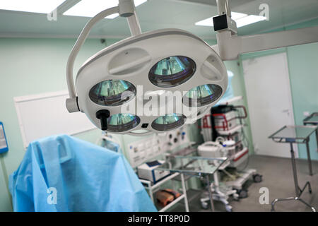 Lampe über dem OP-Tisch in einem leeren Raum Stockfoto