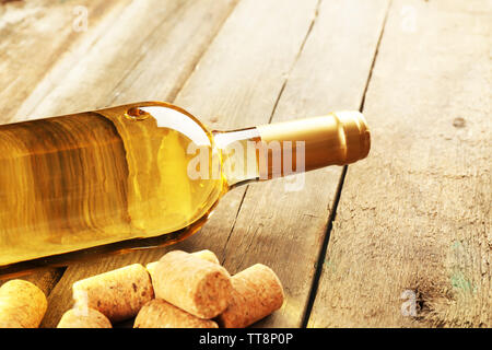 Glasflasche Wein mit Korken auf Holztisch Hintergrund Stockfoto