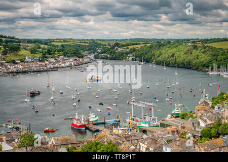 Die geschäftigen Hafen des malerischen Dorf Polruan, mit dem beliebten Reiseziel von Fowey auf der gegenüberliegenden Seite des Flusses Fowey. Stockfoto