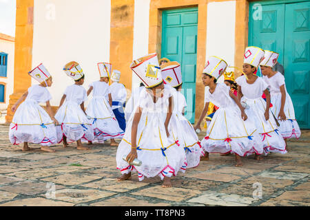 Conguinhos de Oeiras, Gruppe von Kindern reenacting Die Congadas, einer brasilianischen kulturelle Manifestation von afrikanischen, portugiesischen und spanischen Ursprungs (Oeir Stockfoto