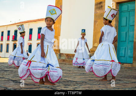 Oeiras, Brasilien - ca. Juni 2019: Conguinhos de Oeiras, Gruppe von Kindern reenacting Die Congadas, einer brasilianischen kulturelle Manifestation aus afrikanischen, Po Stockfoto