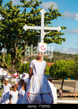 Oeiras, Brasilien - ca. Juni 2019: Conguinhos de Oeiras, Gruppe von Kindern reenacting Die Congadas, einer brasilianischen kulturelle Manifestation aus afrikanischen, Po Stockfoto