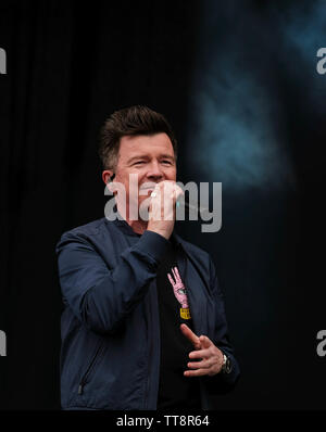 Isle of Wight, Großbritannien. 15. Juni 2019. Rick Astley auf der Bühne, Newport, IOW Credit: Dawn Fletcher-Park/Alamy Live News Credit: Dawn Fletcher-Park/Alamy leben Nachrichten Stockfoto