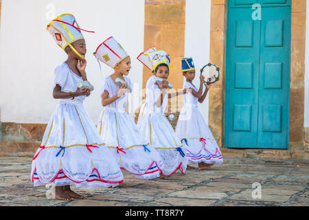 Conguinhos de Oeiras, Gruppe von Kindern reenacting Die Congadas, einer brasilianischen kulturelle Manifestation von afrikanischen, portugiesischen und spanischen Ursprungs (Oeir Stockfoto